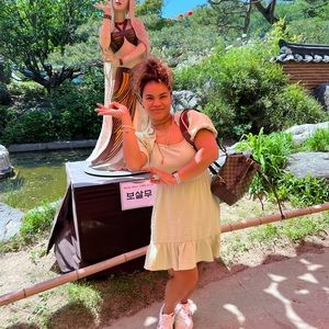 Meet your Posher, Shera n.